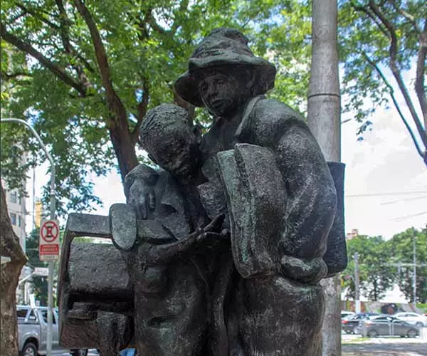 Foto de Escultura Contando a Féria