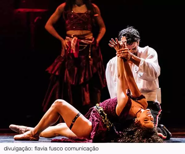 Foto de Carmem ganha releitura contemporânea no palco