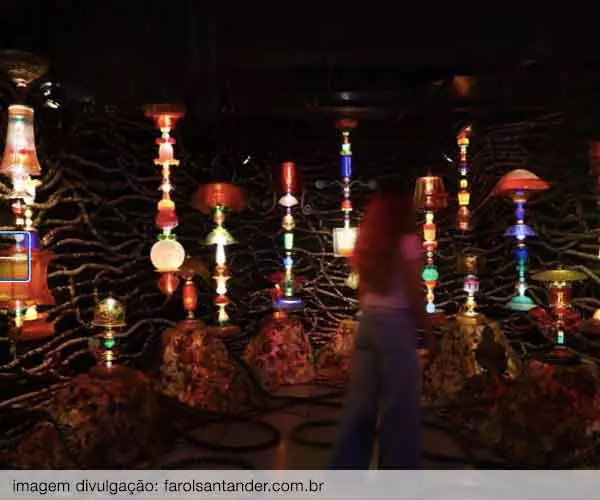 Foto de Elos – transforma materiais descartados em esculturas de luz